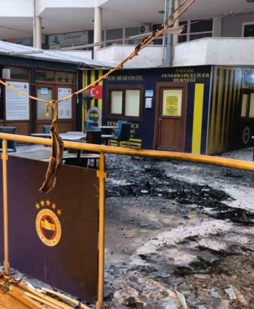 2 çocuk Fenerbahçeliler Derneği’nde yangın çıkardı