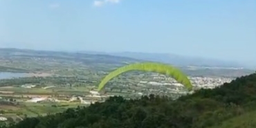 Paraşütü ile ormana daldı