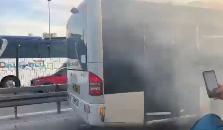 Kağıthane’de metrobüste yangın çıktı