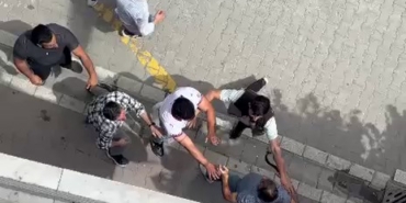 Para vermeden traş oldu, berber "Bir daha gelme" deyince ortalığı birbirine kattı