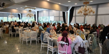Gaziosmanpaşa’da Anneler Günü buluşması: Kadın personel kahvaltı programında bir araya geldi
