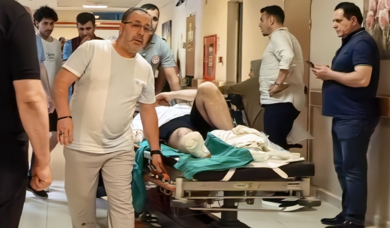 Çim biçerken parmaklarını biçti