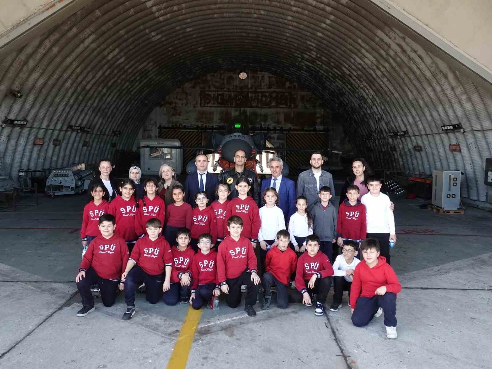 Bandırma’da Ana Jet Üssü kapılarını çocuklara açtı