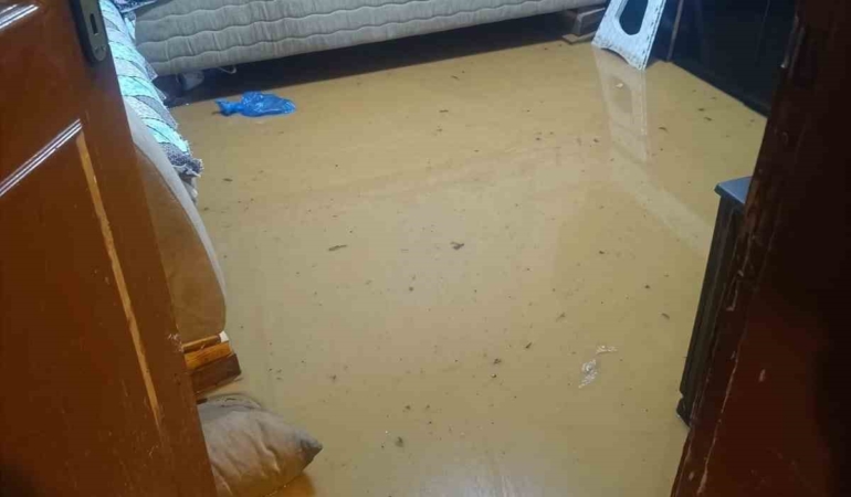 Sağanak yağış sebebiyle evleri su bastı
