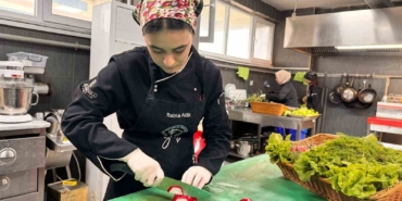 Burhaniye’de fakülte bahçesinde yetişen sebzeler hasat edildi