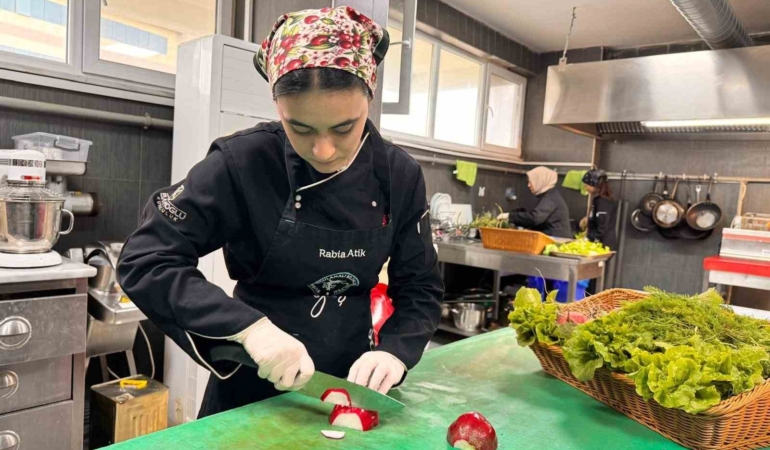 Burhaniye’de fakülte bahçesinde yetişen sebzeler hasat edildi