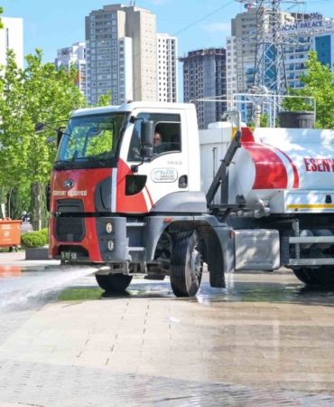Esenyurt Belediysi’nde Bayram mesaisi: Park ve piknik alanları dip köşe temizlendi