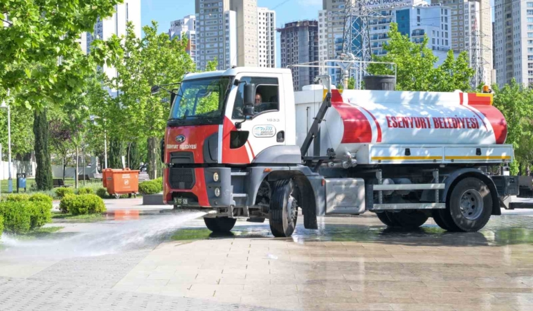Esenyurt Belediysi’nde Bayram mesaisi: Park ve piknik alanları dip köşe temizlendi