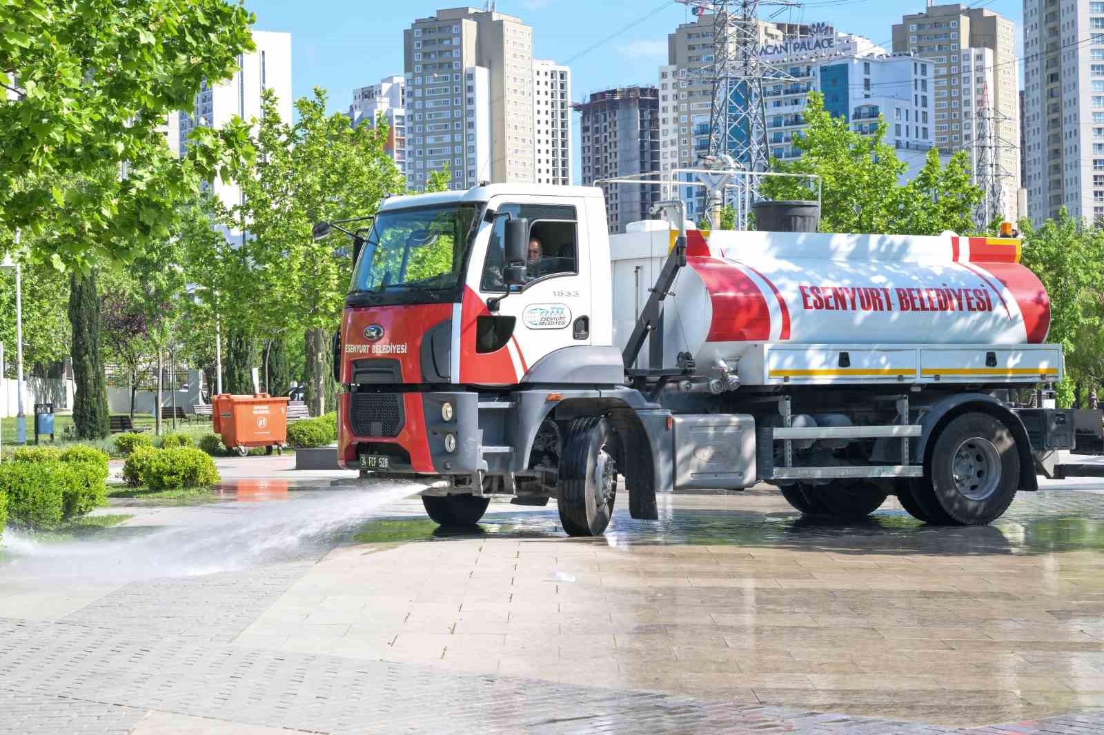 Esenyurt Belediysi’nde Bayram mesaisi: Park ve piknik alanları dip köşe temizlendi