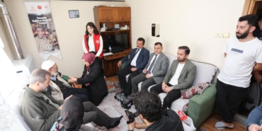 Yaşlıların ayağına doktor, berber ve tesisatçı gitti, dünyalar onların oldu