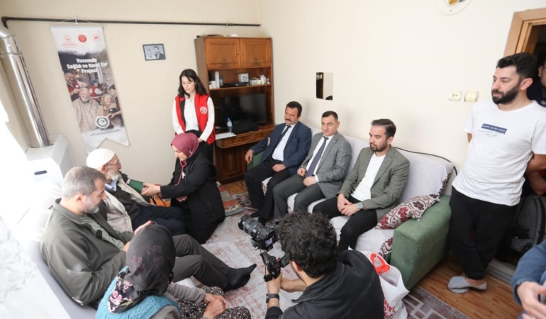 Yaşlıların ayağına doktor, berber ve tesisatçı gitti, dünyalar onların oldu
