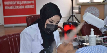 Huzurevi sakinlerine Anneler Günü’nde anlamlı dokunuş