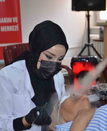 Huzurevi sakinlerine Anneler Günü’nde anlamlı dokunuş