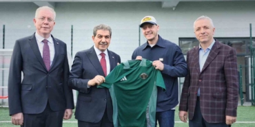 Mesut Özil Esenler’de sahaya indi
