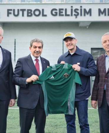 Mesut Özil Esenler’de sahaya indi