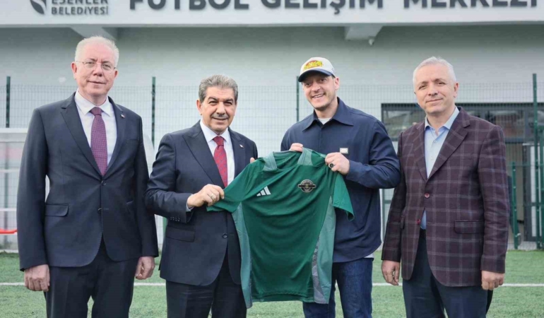 Mesut Özil Esenler’de sahaya indi