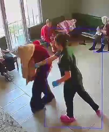 Yaşlı bakım merkezinde skandal görüntüler: Hastaya şiddet ve tükürme kamerada