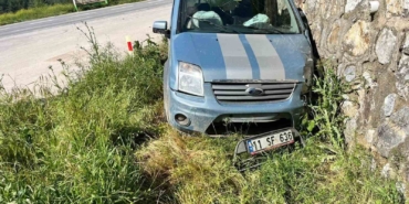 Direksiyon hâkimiyetini kaybeden otomobil sürücüsü istinat duvarına çarptı: 1 yaralı