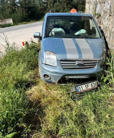 Direksiyon hâkimiyetini kaybeden otomobil sürücüsü istinat duvarına çarptı: 1 yaralı
