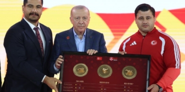 Türkiye Güreş Federasyonu’ndan Cumhurbaşkanı Erdoğan’a, Türk güreşini simgeleyen tablo takdimi