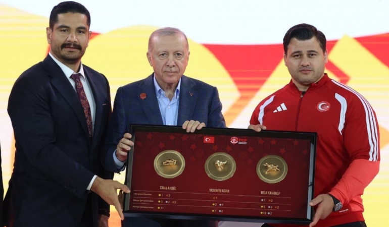 Türkiye Güreş Federasyonu’ndan Cumhurbaşkanı Erdoğan’a, Türk güreşini simgeleyen tablo takdimi
