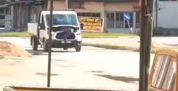 Seyir halindeki kamyonetin motorunu açıp arızayı tespit etmeye çalıştı