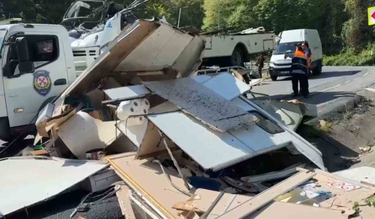 Sarıyer’de bariyerlere çarpan karavan paramparça oldu, sürücü hayatını kaybetti