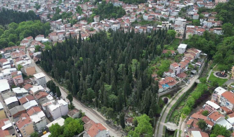Bursa’da mezarlıklar bayrama hazır
