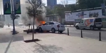 Mecidiyeköy’de benzin deposu sızan otomobilin el frenini çekmeyi unuttu, tabeleya çarpan araç alev alev yandı