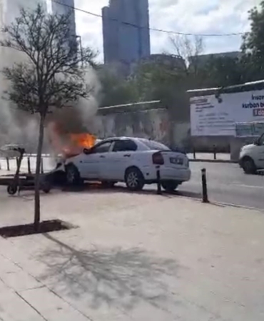 Mecidiyeköy’de benzin deposu sızan otomobilin el frenini çekmeyi unuttu, tabeleya çarpan araç alev alev yandı