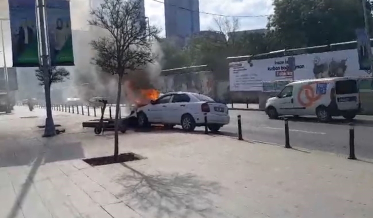 Mecidiyeköy’de benzin deposu sızan otomobilin el frenini çekmeyi unuttu, tabeleya çarpan araç alev alev yandı