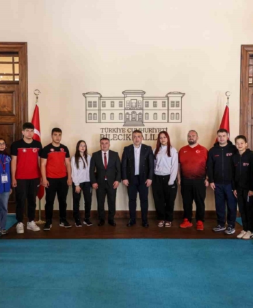 Gençlik Haftası’nda başarılı sporcular Vali Sözer’le buluştu