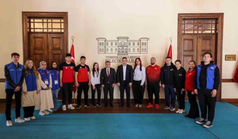 Gençlik Haftası’nda başarılı sporcular Vali Sözer’le buluştu