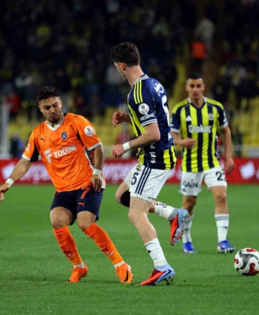 Trendyol Süper Lig: Fenerbahçe: 1 - RAMS Başakşehir: 1 (İlk yarı)