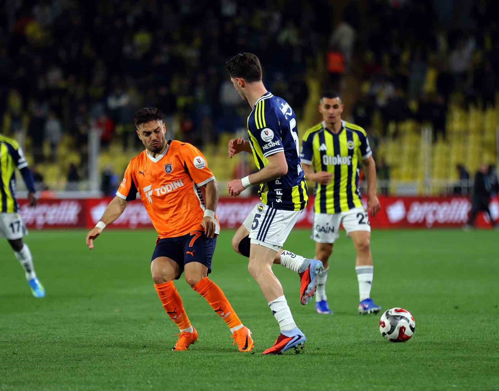 Trendyol Süper Lig: Fenerbahçe: 1 - RAMS Başakşehir: 1 (İlk yarı)
