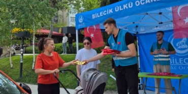 Ülkü Ocakları’ndan Anneler Günü’nde kadınlara hediye