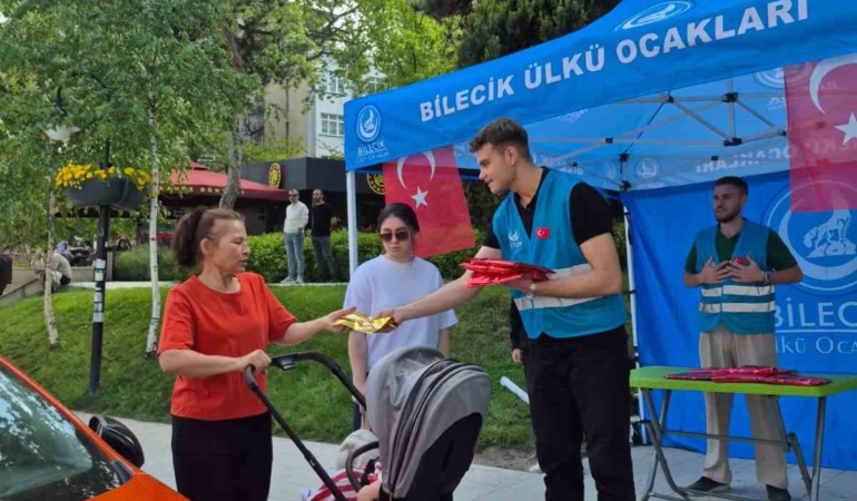 Ülkü Ocakları’ndan Anneler Günü’nde kadınlara hediye