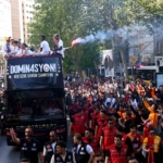 Şampiyon Galatasaray üstü açık otobüsle şehir turu attı