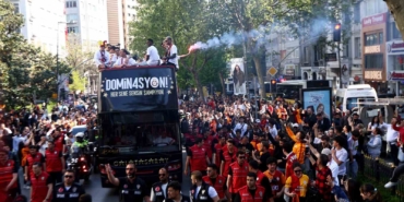 Şampiyon Galatasaray üstü açık otobüsle şehir turu attı