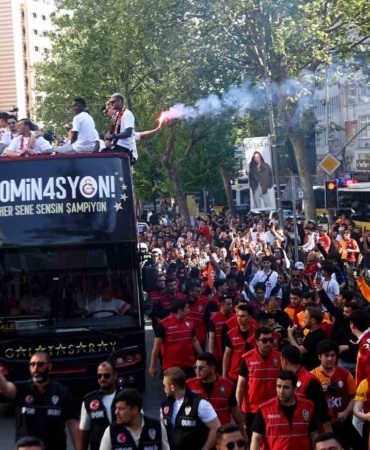 Şampiyon Galatasaray üstü açık otobüsle şehir turu attı