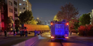 Küçükçekmece’de palet yüklü tır refüjde yan yattı