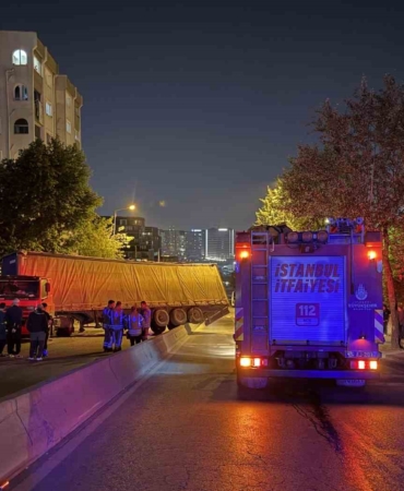 Küçükçekmece’de palet yüklü tır refüjde yan yattı