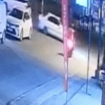 Motosiklet ile otomobilin çarpışması kameraya yansıdı