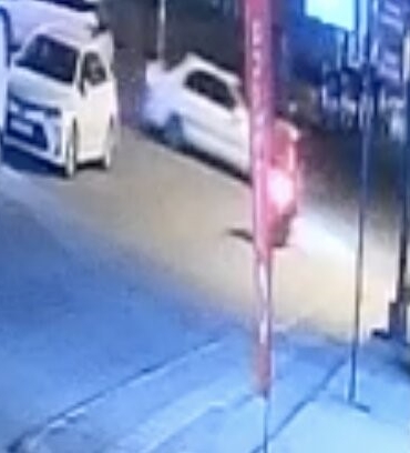 Motosiklet ile otomobilin çarpışması kameraya yansıdı