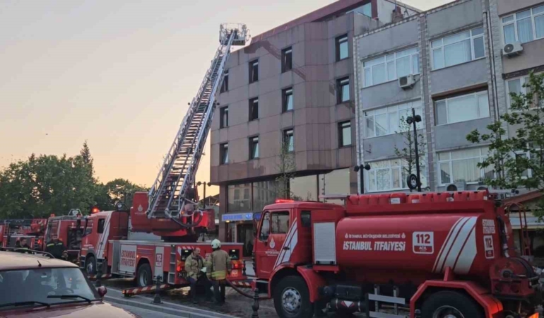 Fatih’te otelde çıkan yangında 32 yaşındaki kişi hayatını kaybetti