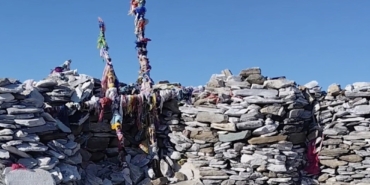 Sarıkız Türbesi’ne bayrak asmak için Kaz Dağları’na tırmandılar