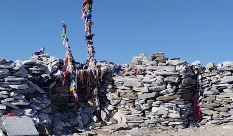 Sarıkız Türbesi’ne bayrak asmak için Kaz Dağları’na tırmandılar