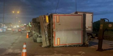 Pendik’te tır dorsesi devrildi: Kurtarma çalışması sırasında tır da yan yattı