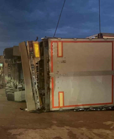 Pendik’te tır dorsesi devrildi: Kurtarma çalışması sırasında tır da yan yattı