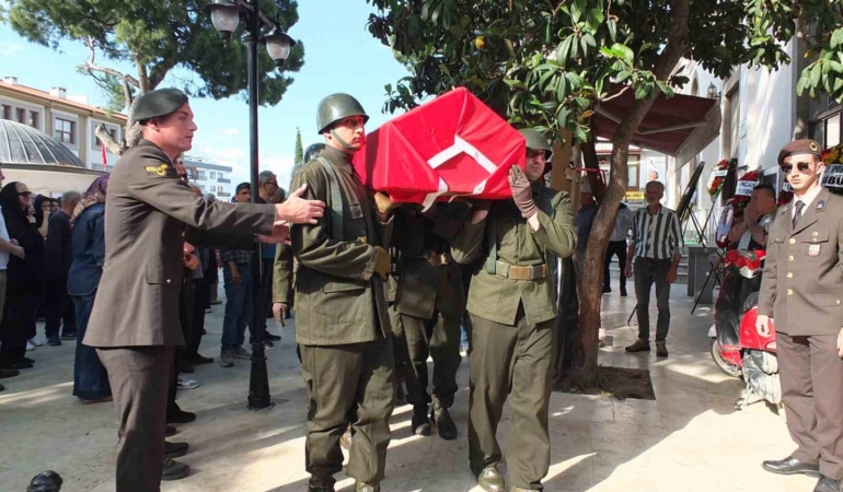 Emekli astsubaya askeri törenle veda